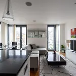 Modern, Fully Furnished Apartment With Ensuite, Private Balcony And Elevator In Notting Hill