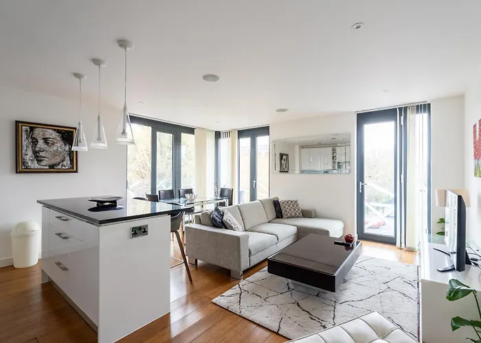 Modern, Fully Furnished Apartment With Ensuite, Private Balcony And Elevator In Notting Hill
