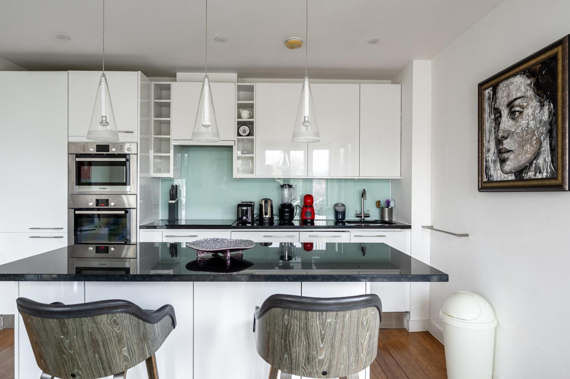 Modern, Fully Furnished Apartment With Ensuite, Private Balcony And Elevator In Notting Hill London