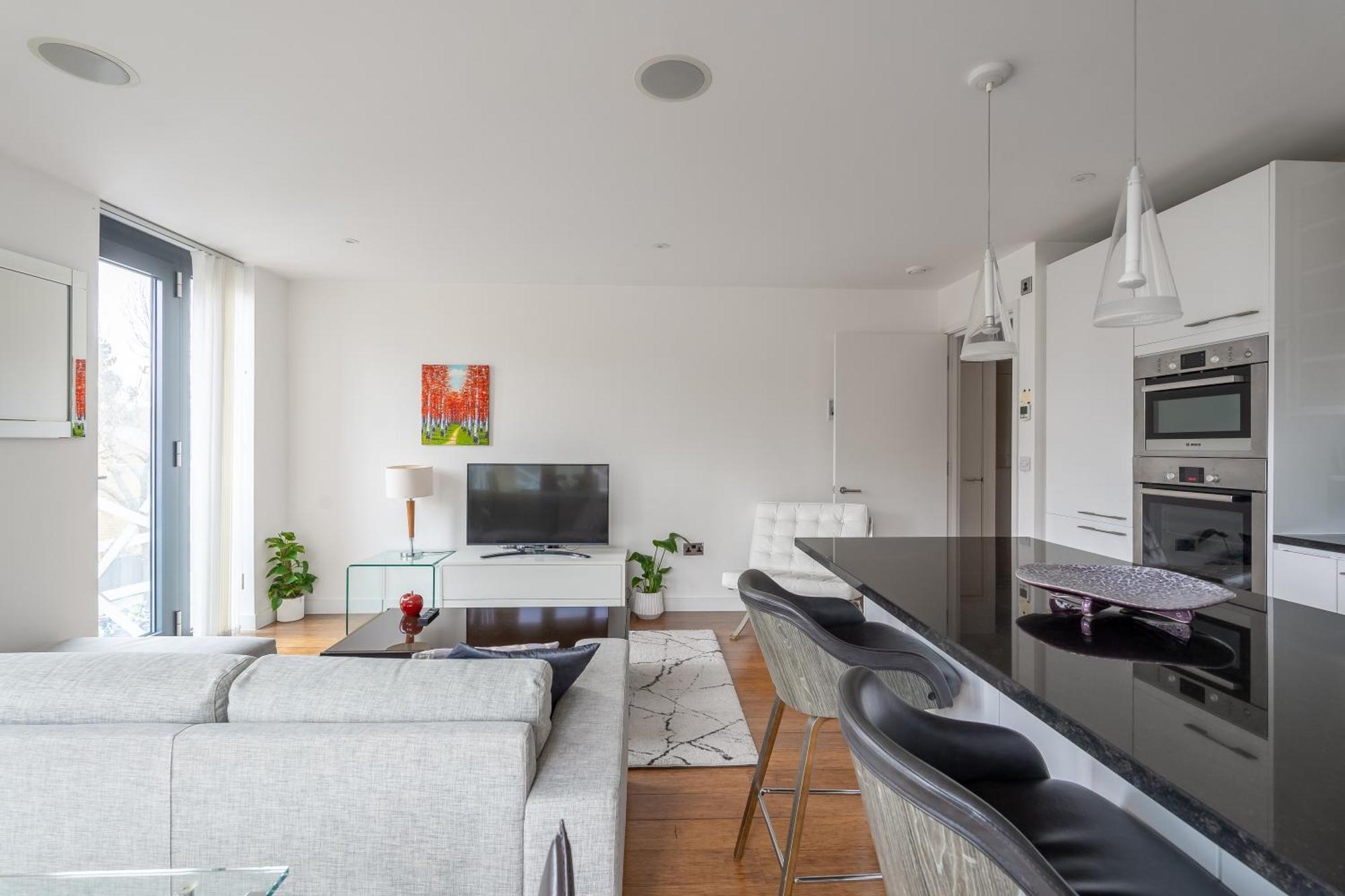 Modern, Fully Furnished Apartment With Ensuite, Private Balcony And Elevator In Notting Hill Apartment London
