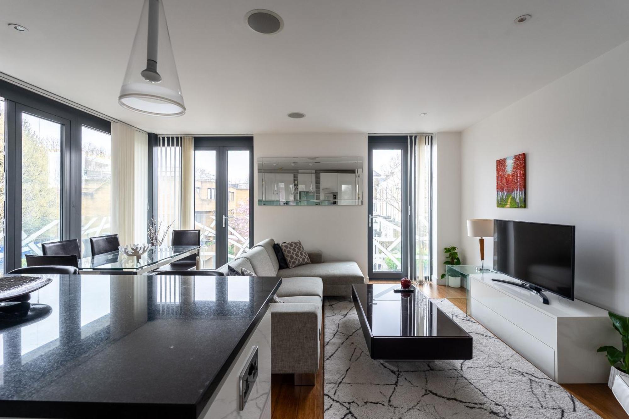 Modern, Fully Furnished Apartment With Ensuite, Private Balcony And Elevator In Notting Hill *