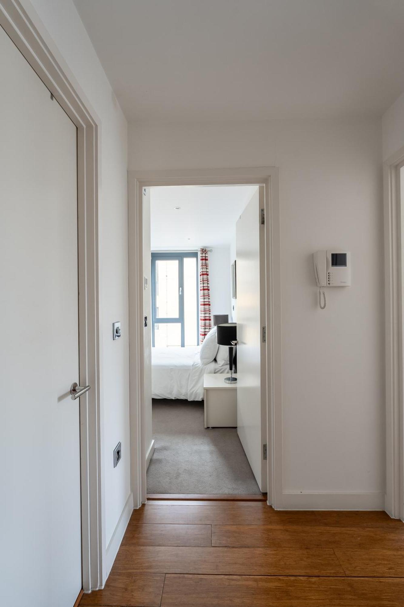 Modern, Fully Furnished Apartment With Ensuite, Private Balcony And Elevator In Notting Hill Apartment *