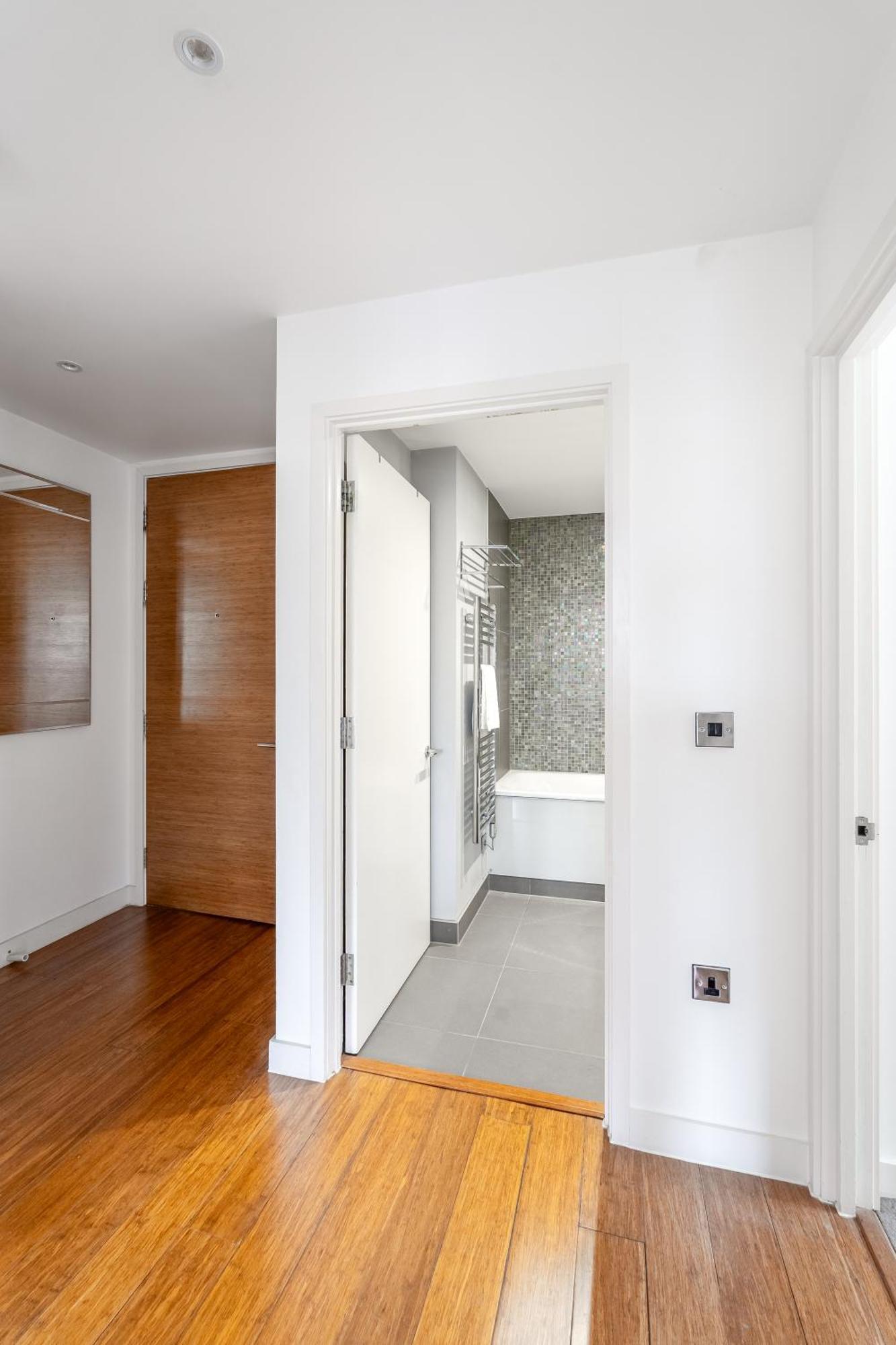 Apartment Modern, Fully Furnished Apartment With Ensuite, Private Balcony And Elevator In Notting Hill