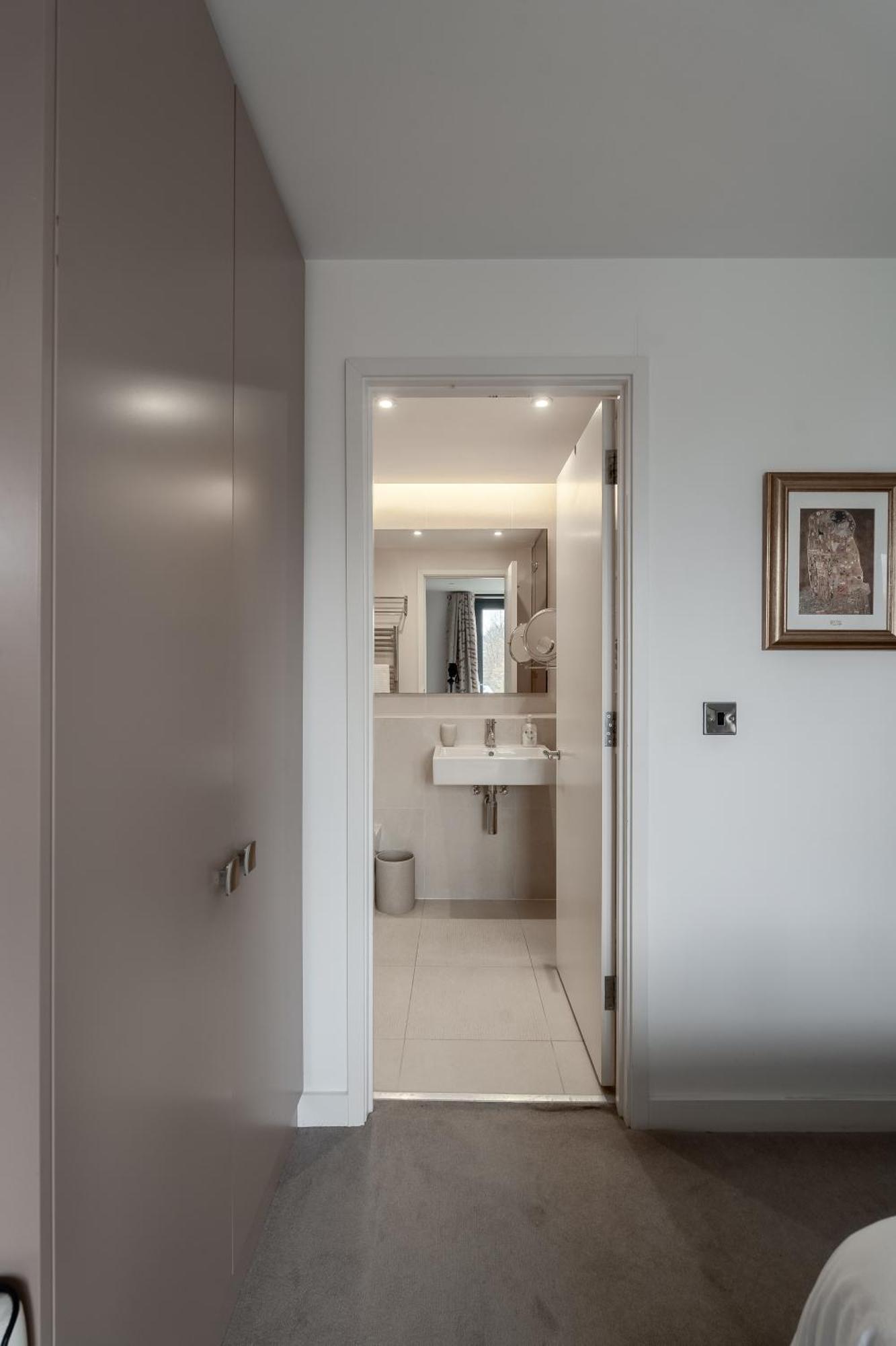 Modern, Fully Furnished Apartment With Ensuite, Private Balcony And Elevator In Notting Hill