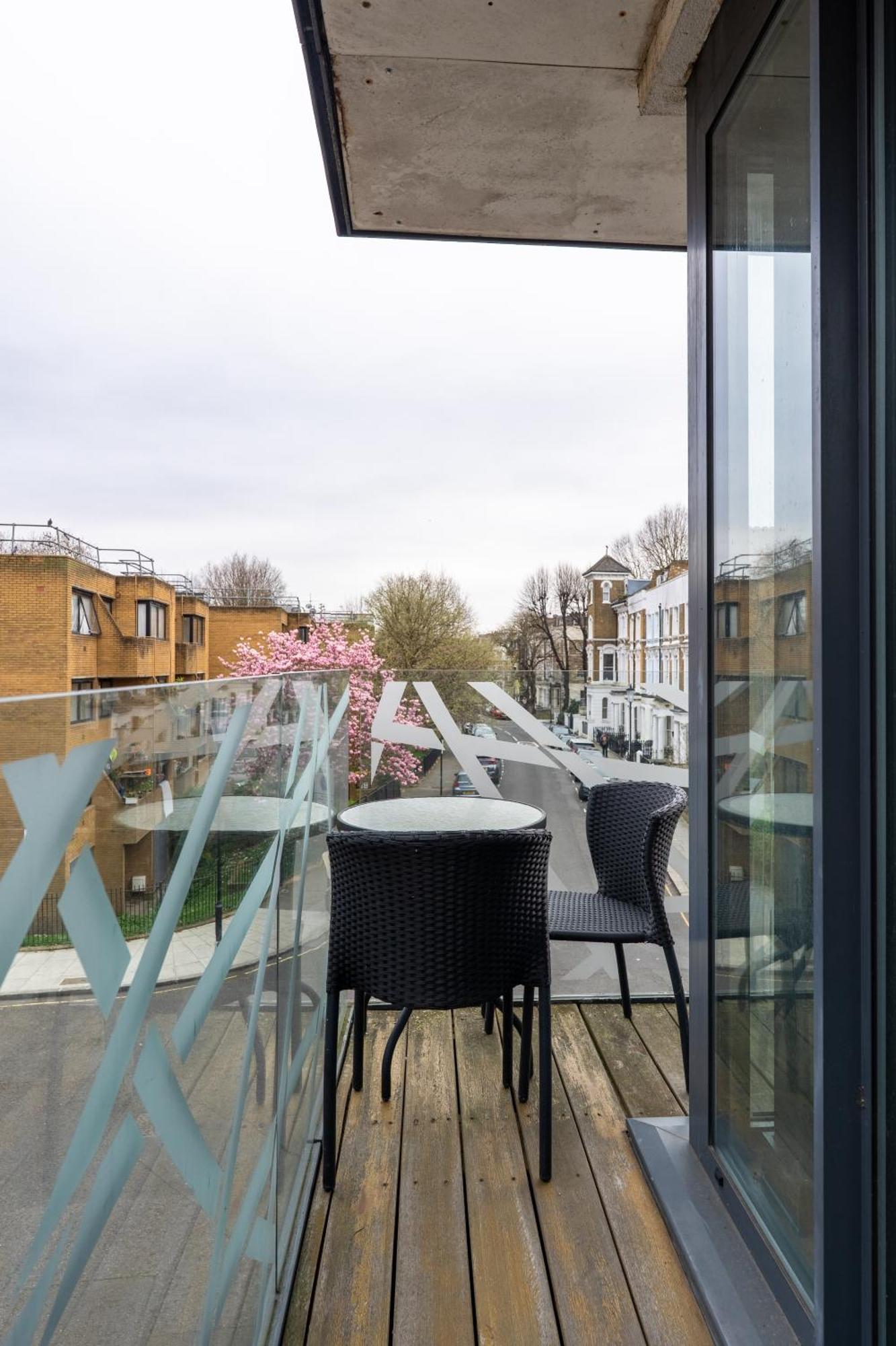 Modern, Fully Furnished Apartment With Ensuite, Private Balcony And Elevator In Notting Hill London