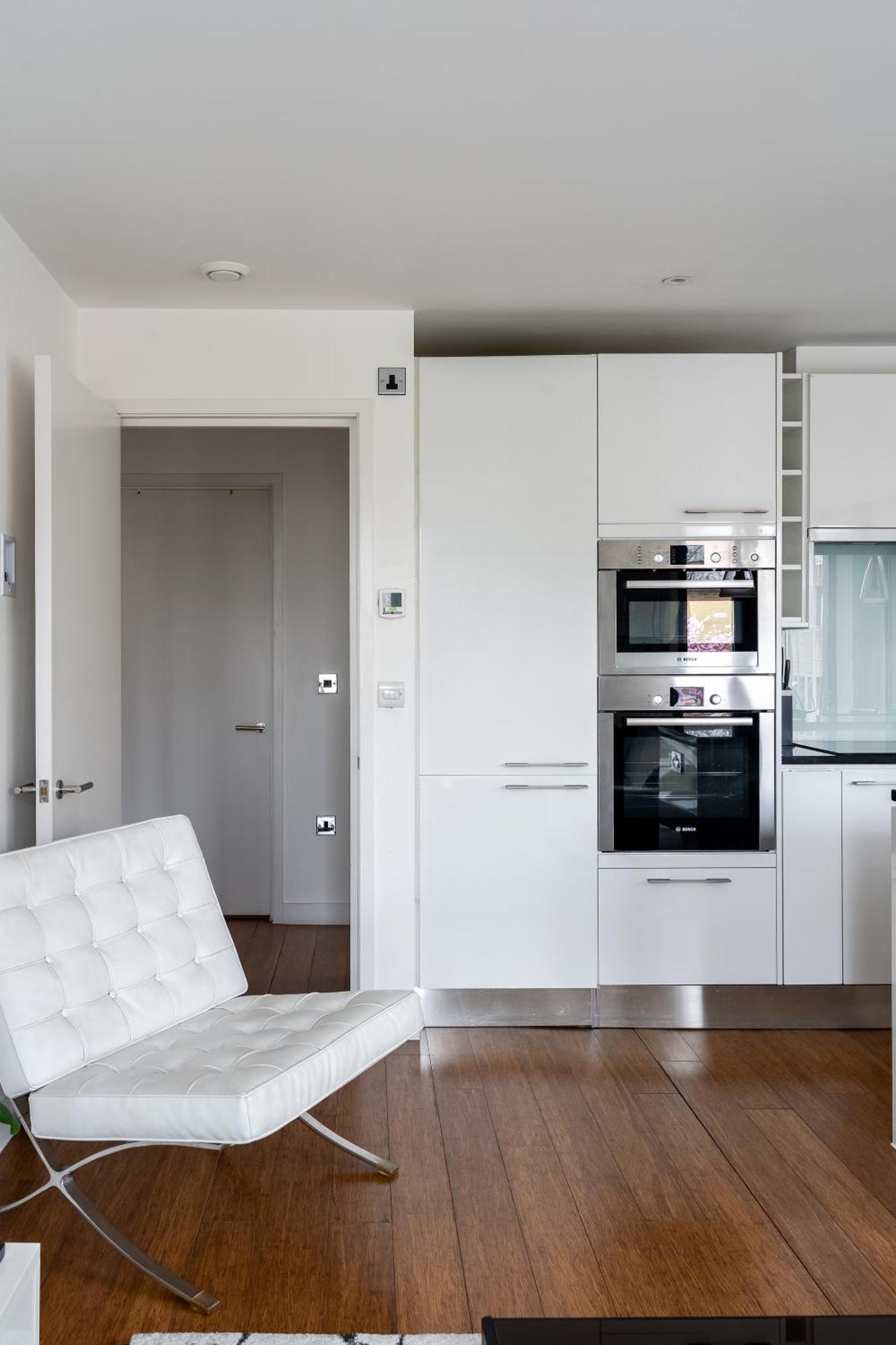 Modern, Fully Furnished Apartment With Ensuite, Private Balcony And Elevator In Notting Hill London