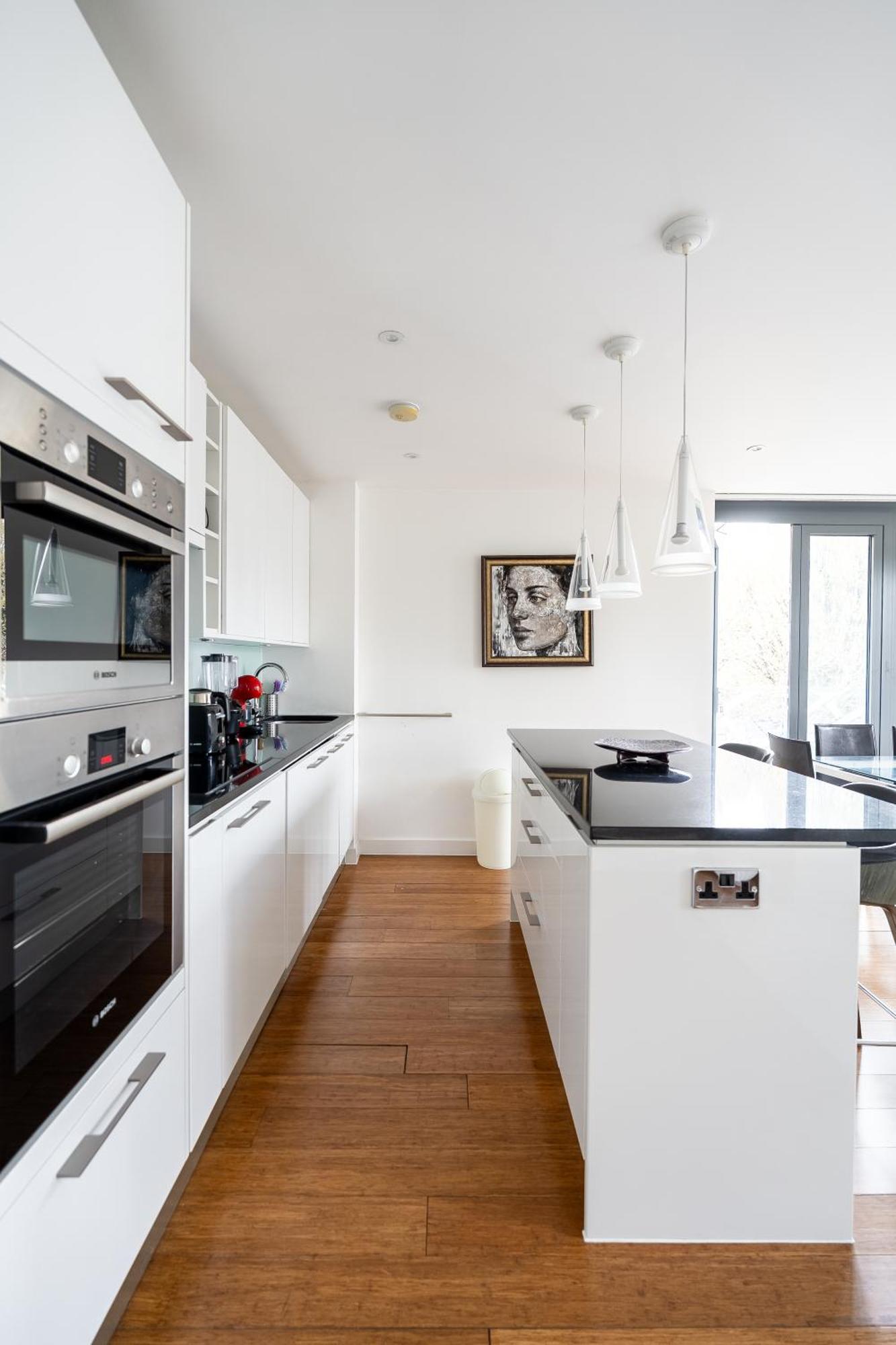 Modern, Fully Furnished Apartment With Ensuite, Private Balcony And Elevator In Notting Hill Apartment *