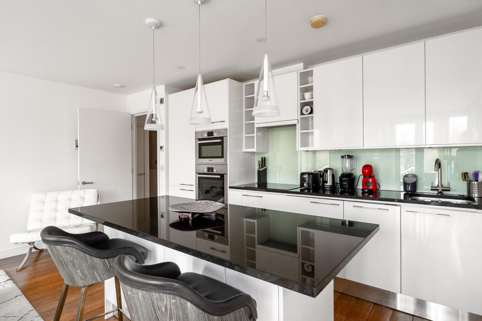 Modern, Fully Furnished Apartment With Ensuite, Private Balcony And Elevator In Notting Hill London