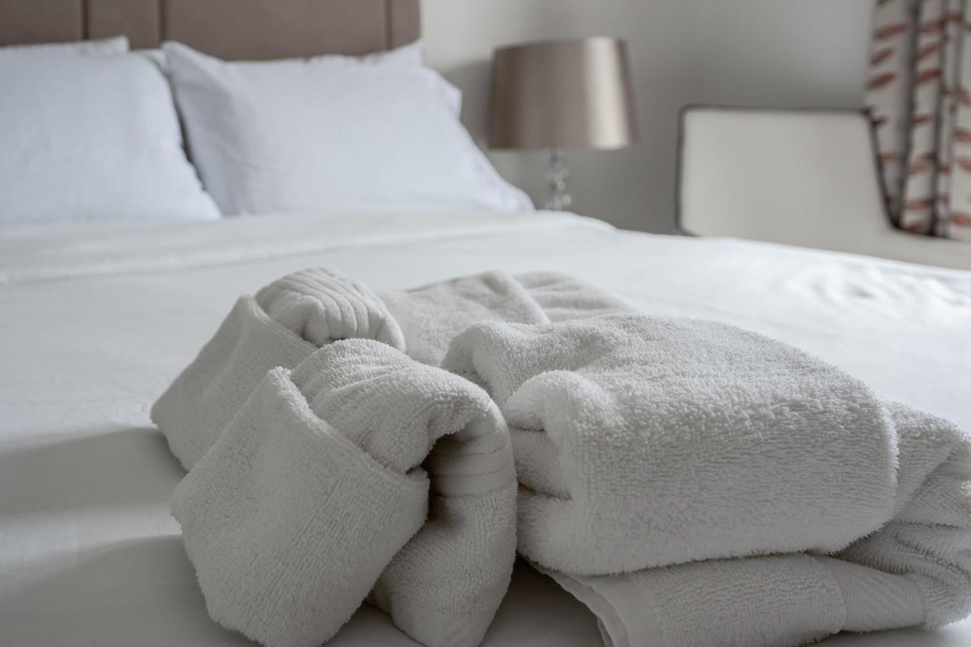 Modern, Fully Furnished Apartment With Ensuite, Private Balcony And Elevator In Notting Hill Apartment *