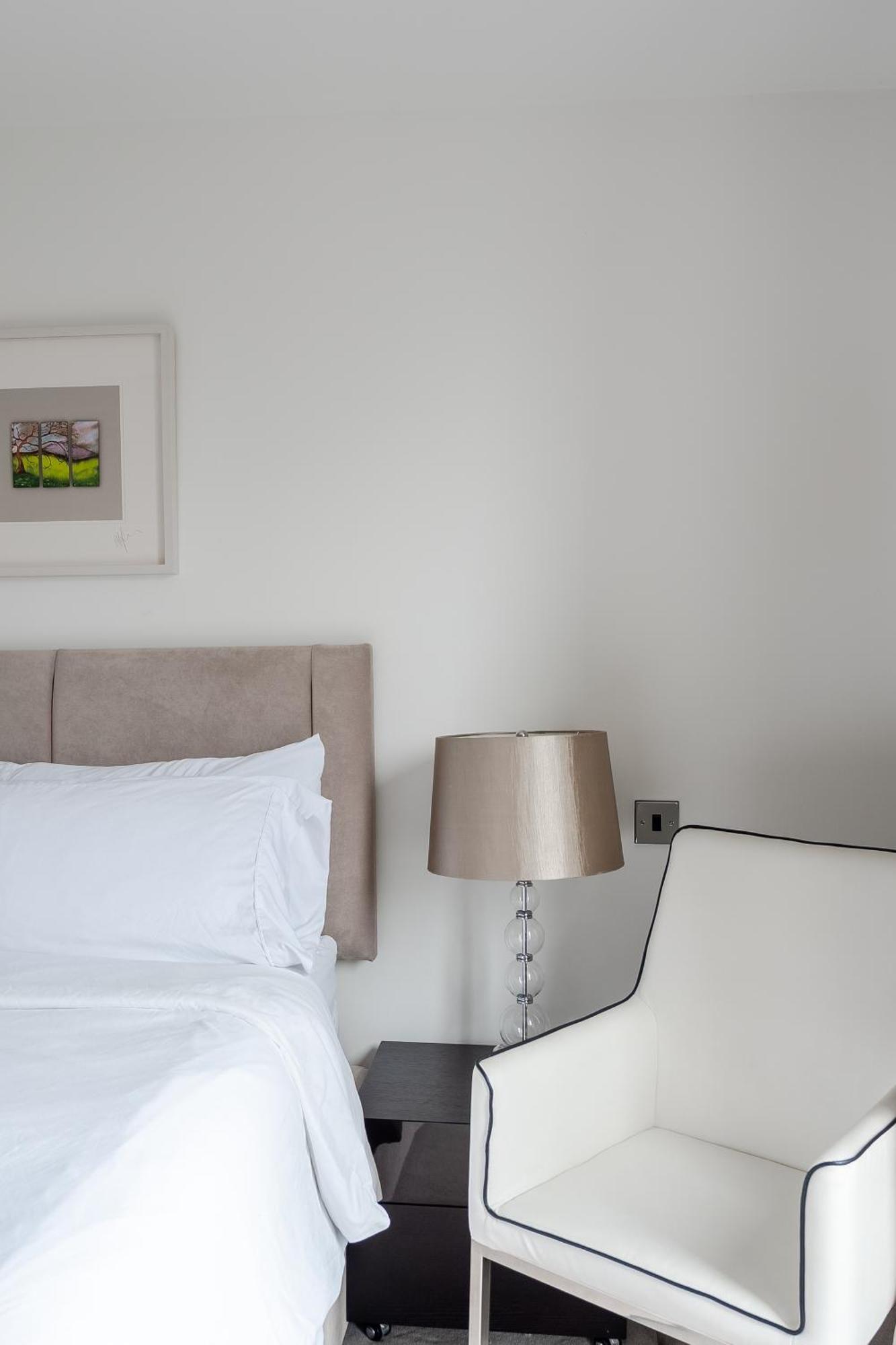 Modern, Fully Furnished Apartment With Ensuite, Private Balcony And Elevator In Notting Hill *
