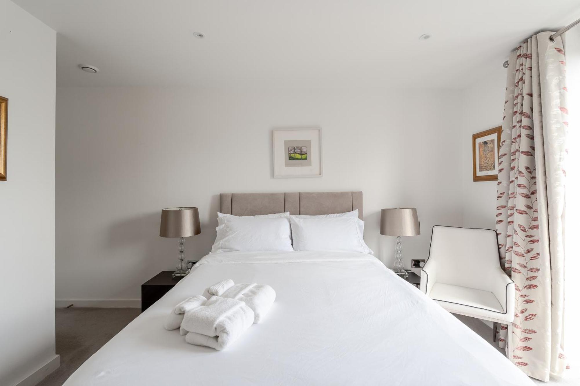 Apartment Modern, Fully Furnished Apartment With Ensuite, Private Balcony And Elevator In Notting Hill