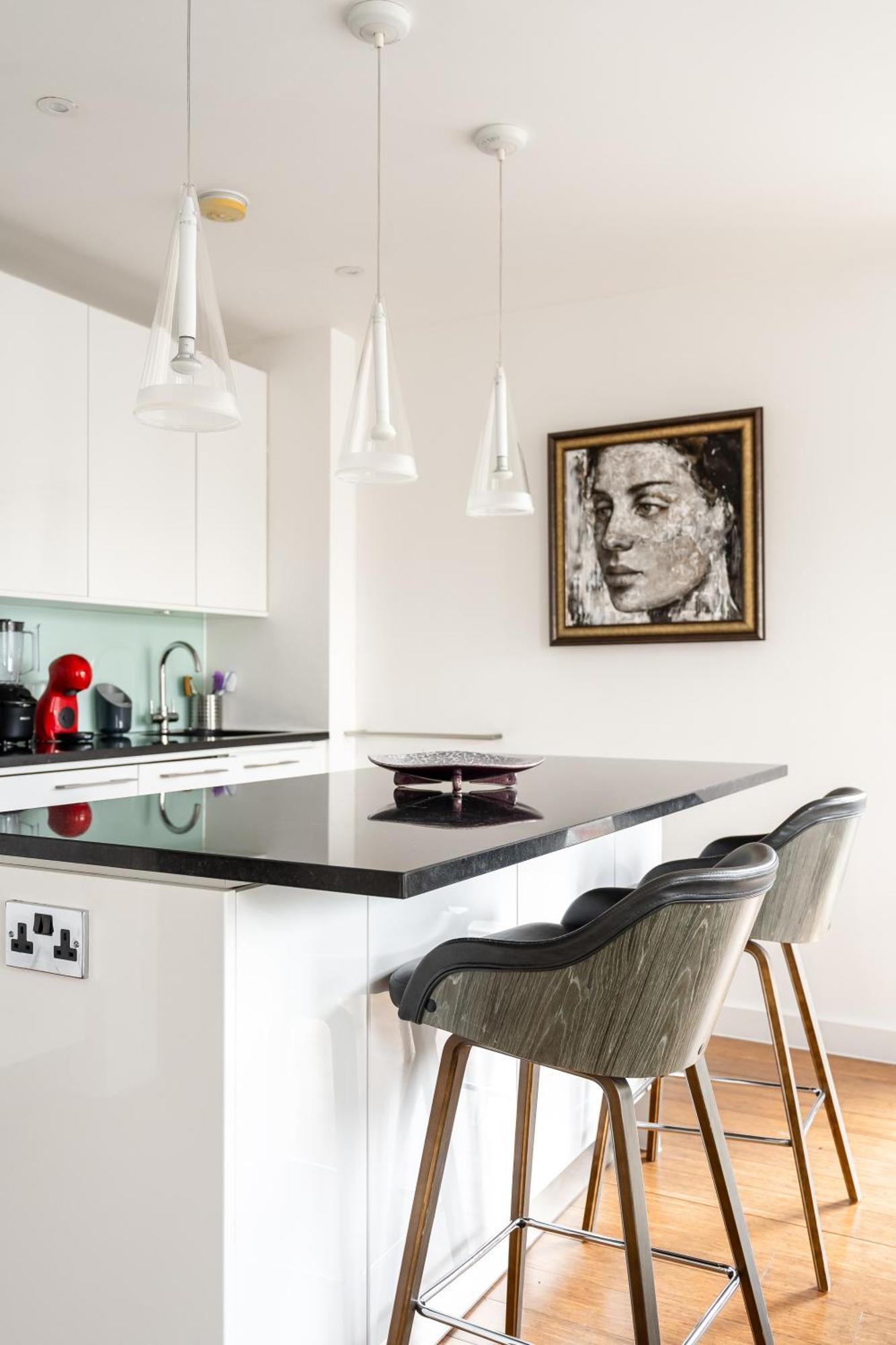 Apartment Modern, Fully Furnished Apartment With Ensuite, Private Balcony And Elevator In Notting Hill *