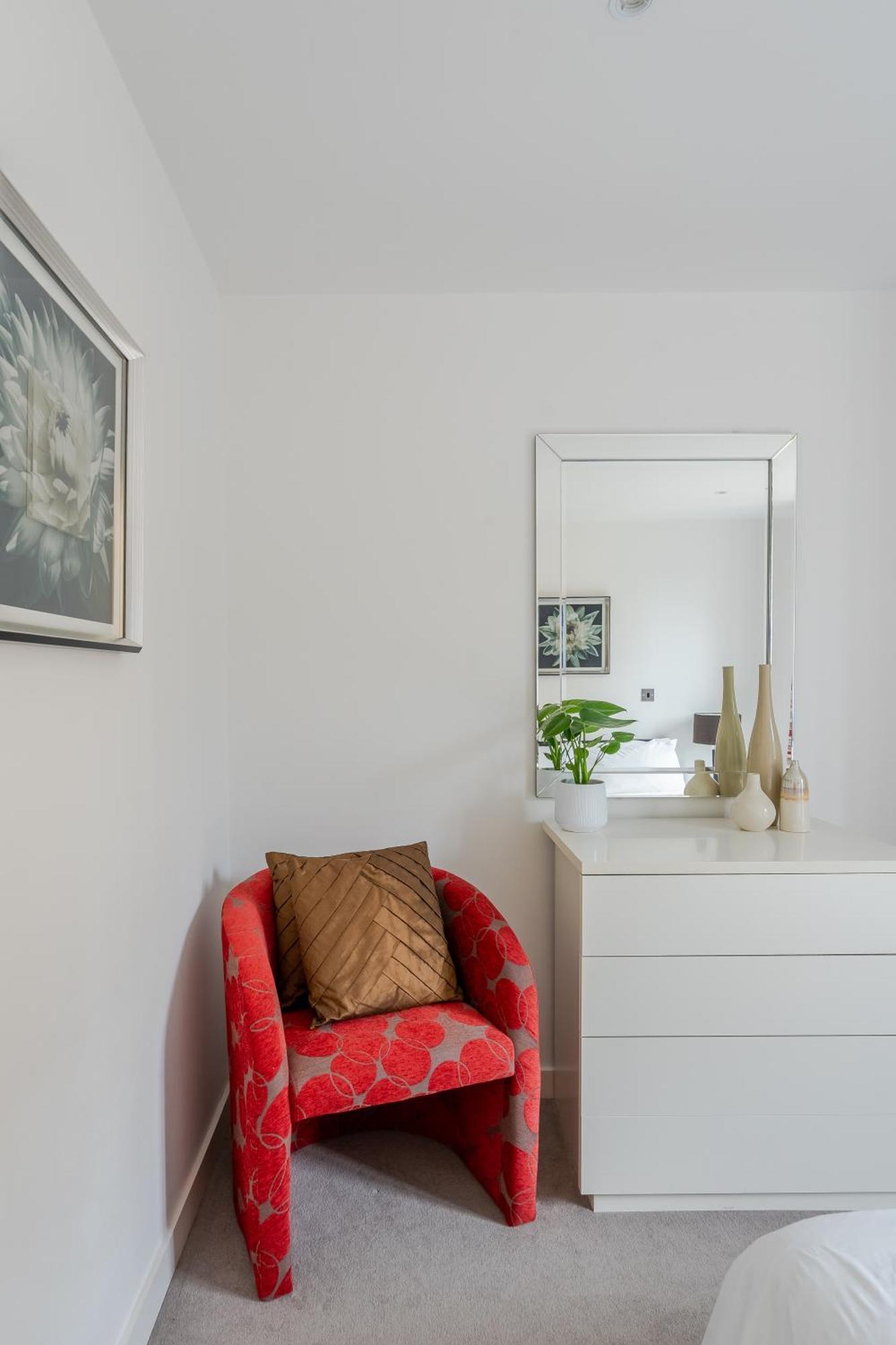 Modern, Fully Furnished Apartment With Ensuite, Private Balcony And Elevator In Notting Hill Apartment London