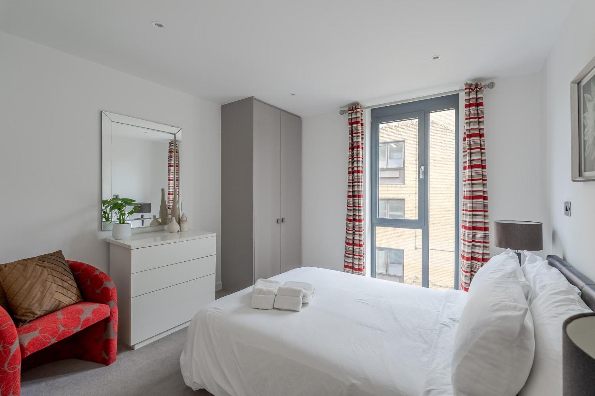 Modern, Fully Furnished Apartment With Ensuite, Private Balcony And Elevator In Notting Hill Apartment *
