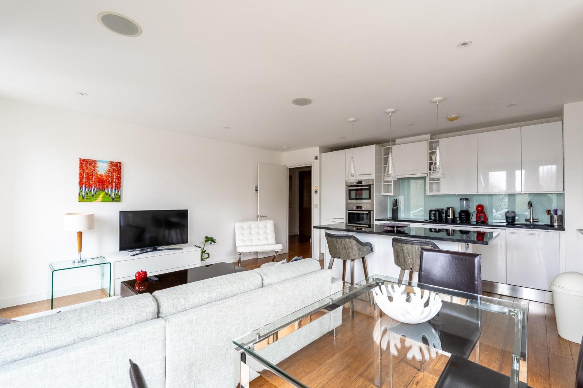 Apartment Modern, Fully Furnished Apartment With Ensuite, Private Balcony And Elevator In Notting Hill